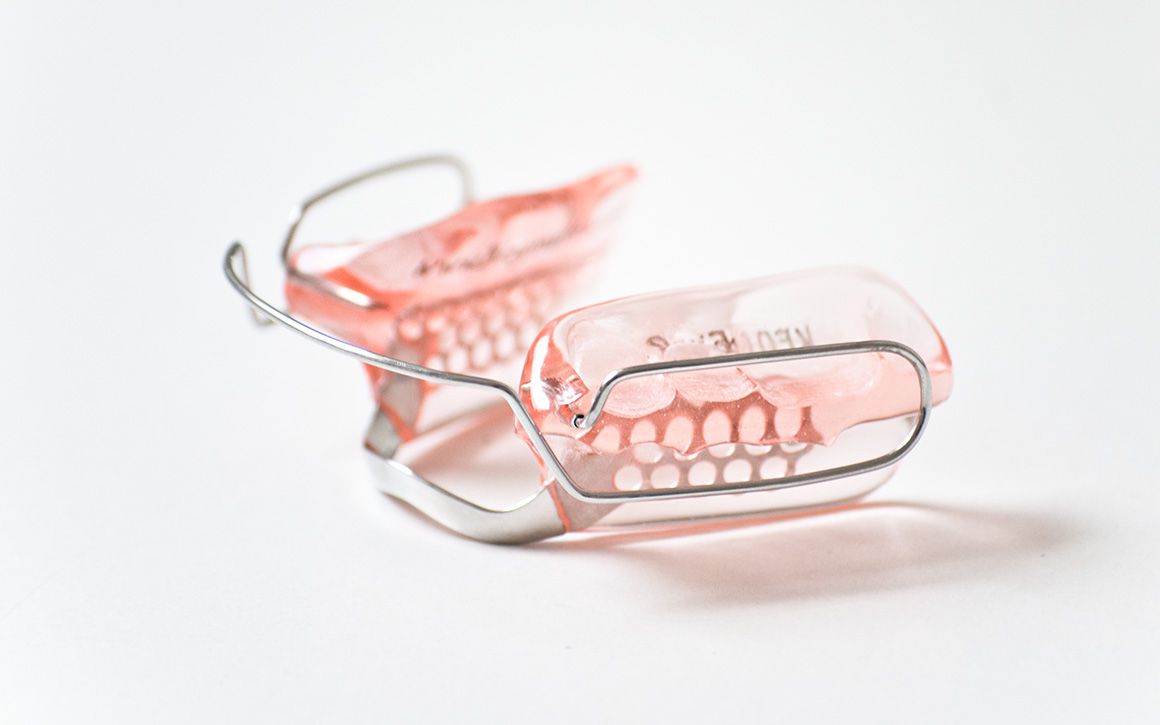Biognathor | Zahnspange besteht aus drei Elementen: aus einem Kunststoffkörper, einem Lippen-Wangen-Bogen und einem Zungenbügel.